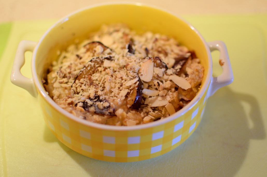 Zapiekana owsianka ze śliwkami i orzechami