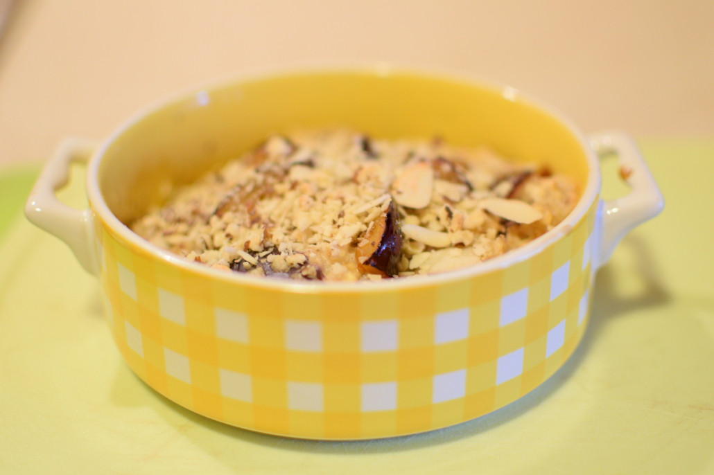 Zapiekana owsianka ze śliwkami i orzechami