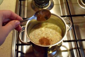 Zapiekana owsianka z jabłkami i cynamonem