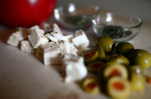 dietetyczne placuszki z pomidorami, fetą i oliwkami