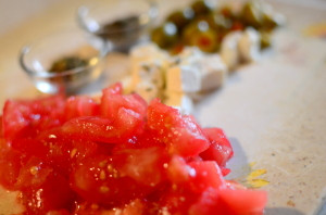 dietetyczne placuszki z pomidorami, fetą i oliwkami