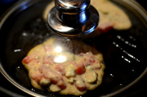 dietetyczne placuszki z pomidorami, fetą i oliwkami