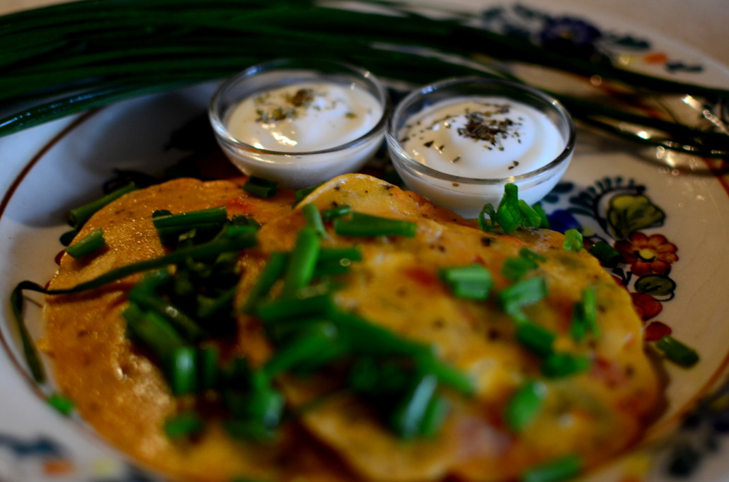 dietetyczne placuszki z pomidorami, fetą i oliwkami