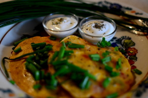 dietetyczne placuszki z pomidorami, fetą i oliwkami