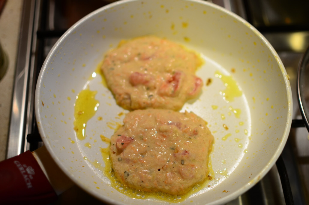 Szybkie pełnoziarniste placuszki warzywne z pomidorami, cukinią i marchewką