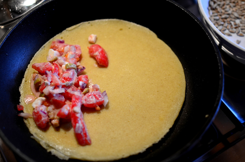 Naleśniki gryczane z rukolą, pomidorami, fetą i oliwkami :)