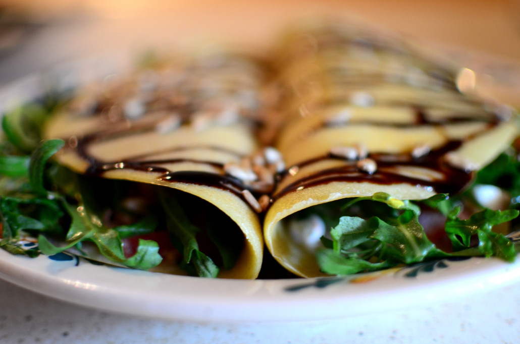 Naleśniki gryczane z rukolą, pomidorami, fetą i oliwkami :)