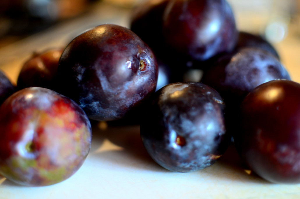 Zdrowy i pyszny deser: zapiekane śliwki z kruszonką :)
