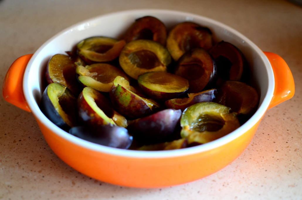 Zdrowy i pyszny deser: zapiekane śliwki z kruszonką :)