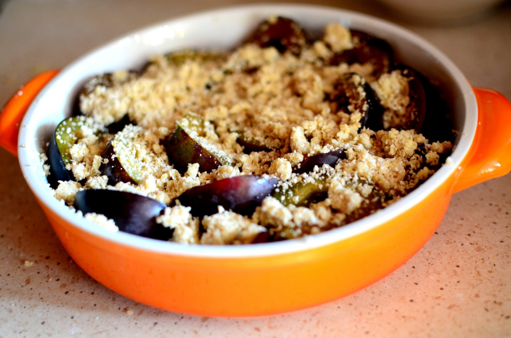 Zdrowy i pyszny deser: zapiekane śliwki z kruszonką :)