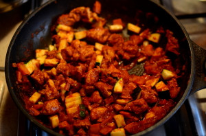 Dietetyczny kurczak słodko-ostry z pomidorami, dynią i cukinią :)