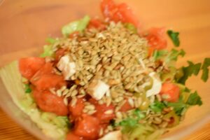 Sałatka z fetą, pomidorem, rukolą i grzankami :)