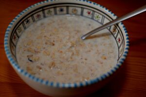 Owsianka z żurawiną, gruszką i otrębami