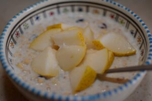 Owsianka z żurawiną, gruszką i otrębami