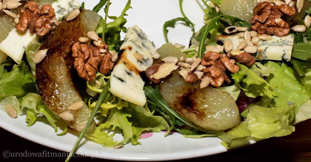Błyskawiczna sałatka z serem pleśniowym, gruszką i orzechami