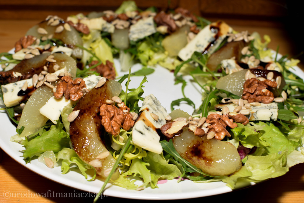 Błyskawiczna sałatka z serem pleśniowym, gruszką i orzechami