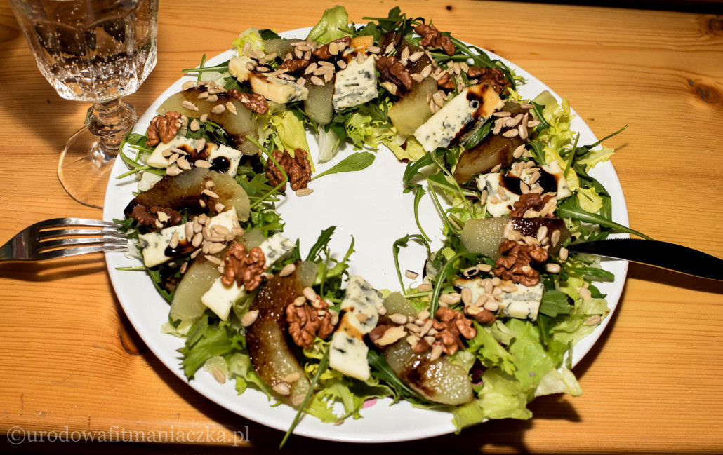 Błyskawiczna sałatka z serem pleśniowym, gruszką i orzechami