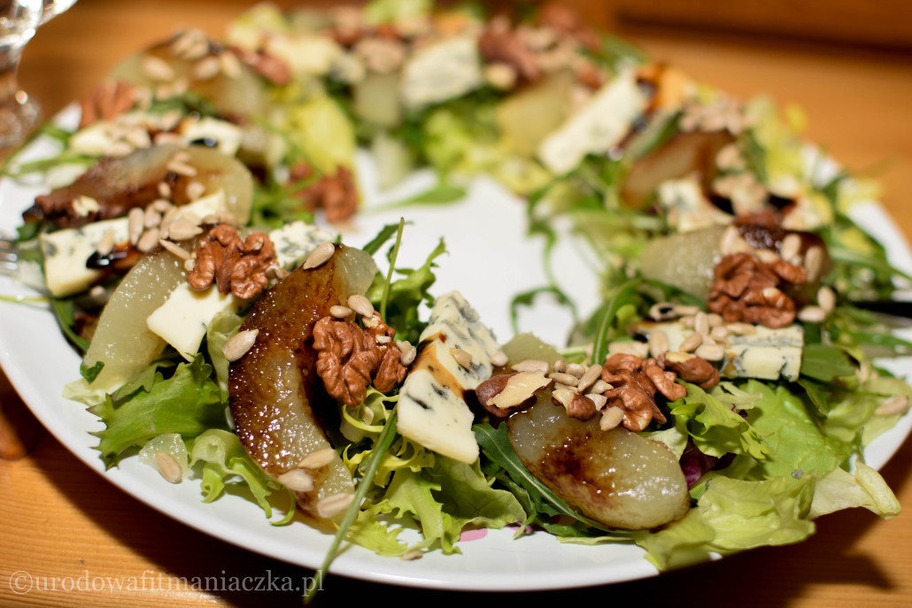 Błyskawiczna sałatka z serem pleśniowym, gruszką i orzechami