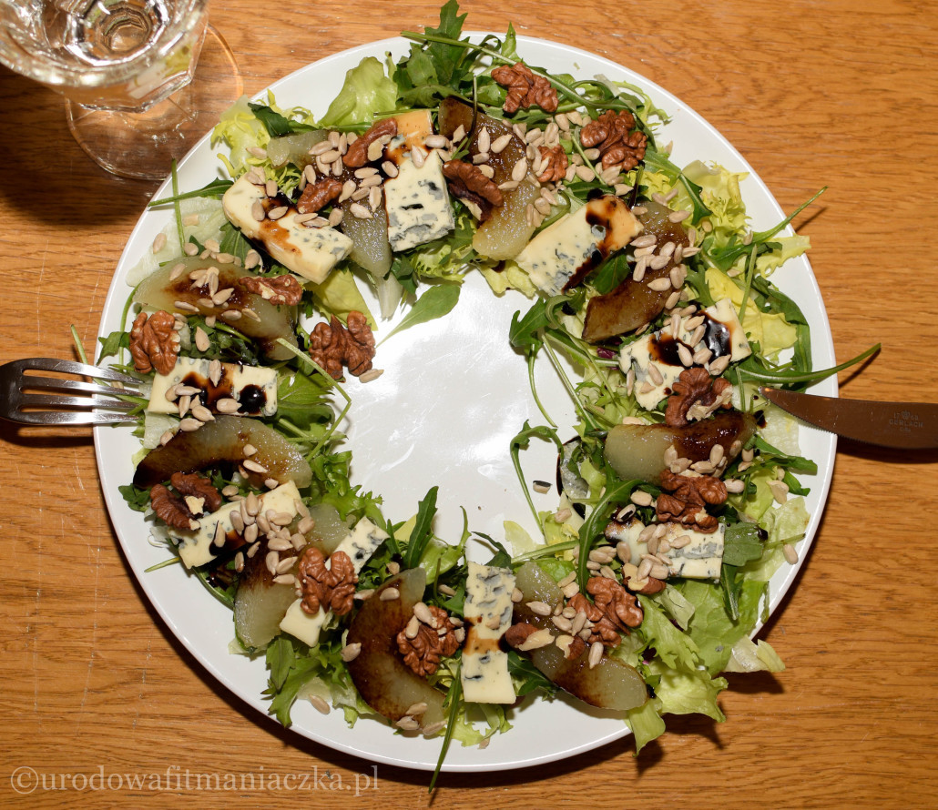 Błyskawiczna sałatka z serem pleśniowym, gruszką i orzechami