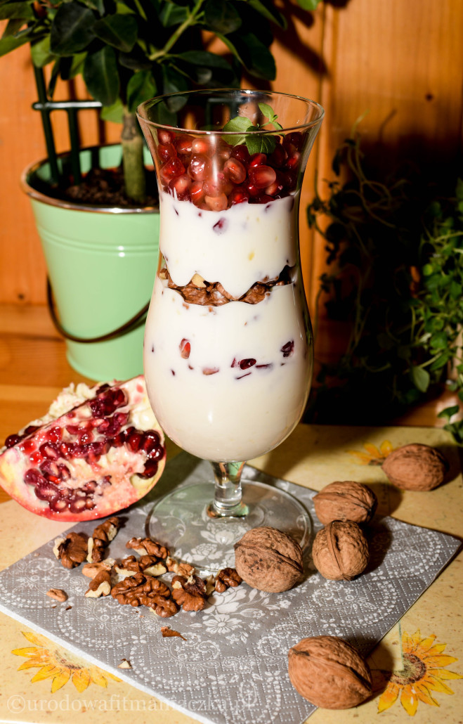 Dietetyczny deser jogurtowy z orzechami
