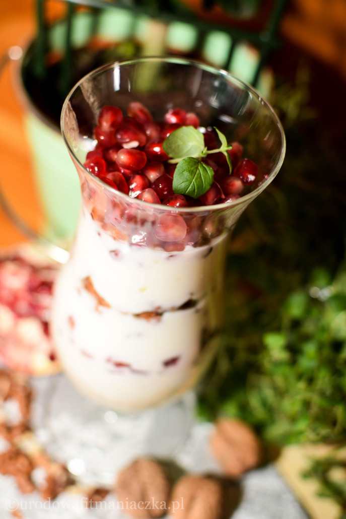 Dietetyczny deser jogurtowy z orzechami