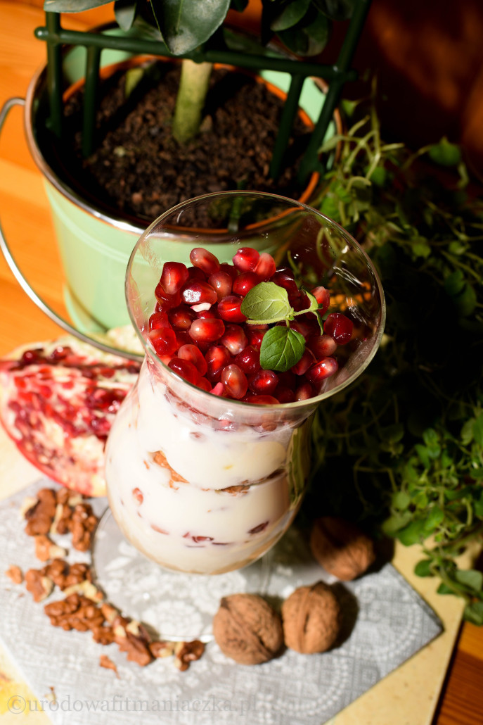 Dietetyczny deser jogurtowy z orzechami