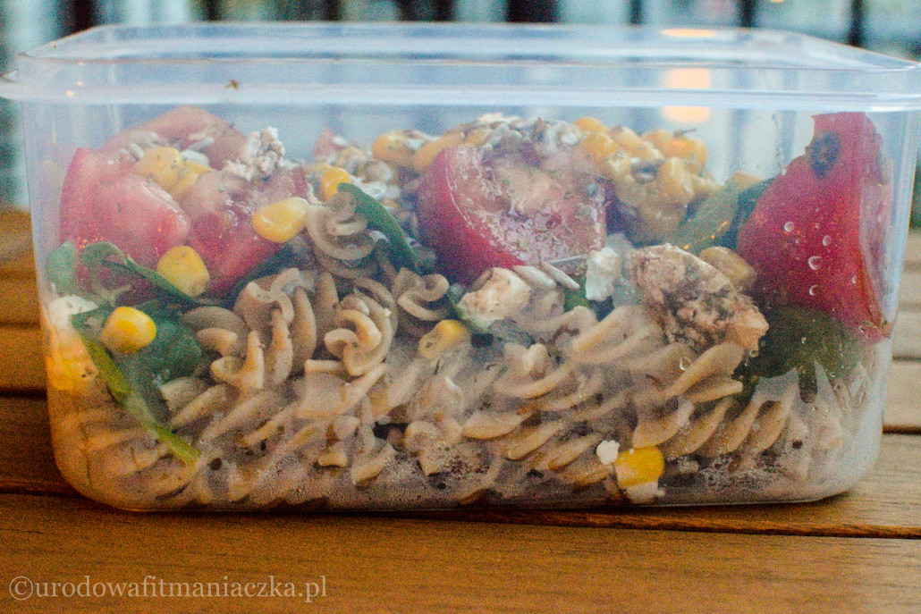 Lunchbox z makaronem, roszponką i fetą, palce lizać! :)))