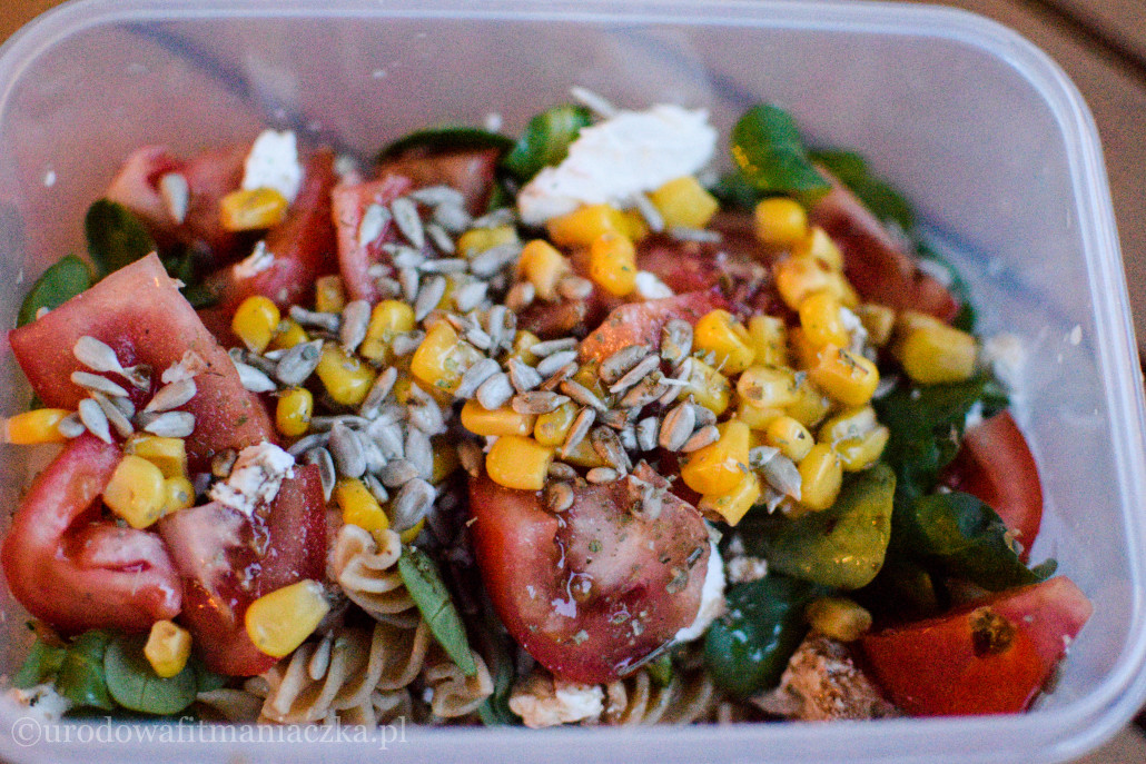 Lunchbox z makaronem, roszponką i fetą, palce lizać! :)))