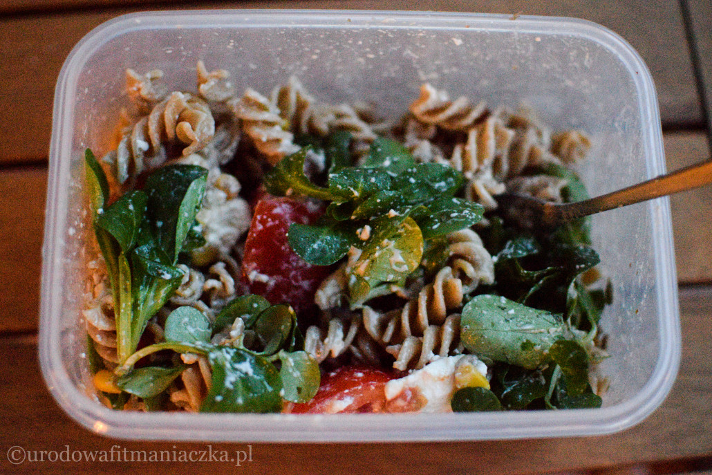 Lunchbox z makaronem, roszponką i fetą, palce lizać! :)))