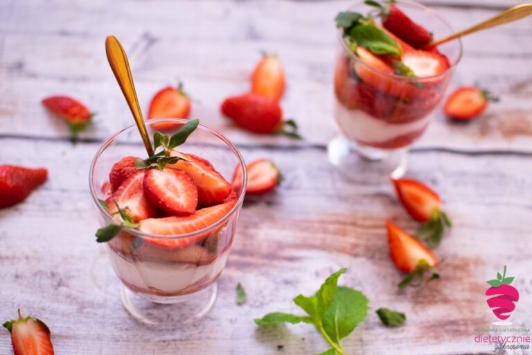 fit-truskawkowe-tiramisu-dietetyczne-na-diecie-ze-skyru-niskokaloryczne-dla-insulinoopornych-dietetyk-odchudzanie