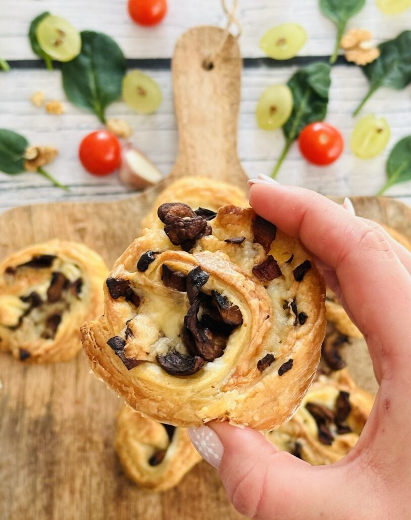 fit-imprezowe-przekąski-dietetyczne-szybkie-ślimaczki-z-ciasta-francuskiego-z-pieczarkami