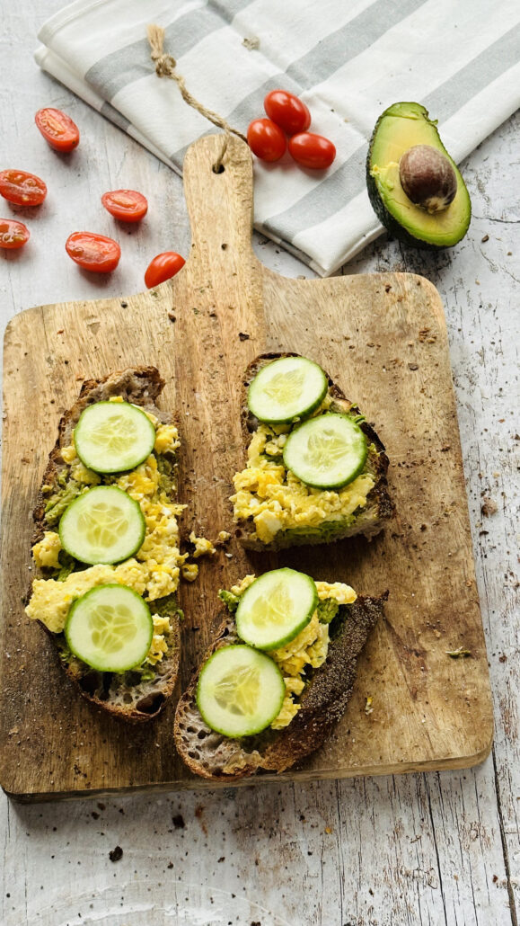 grzanki-z-awokado-i-jajecznicą-na-diecie