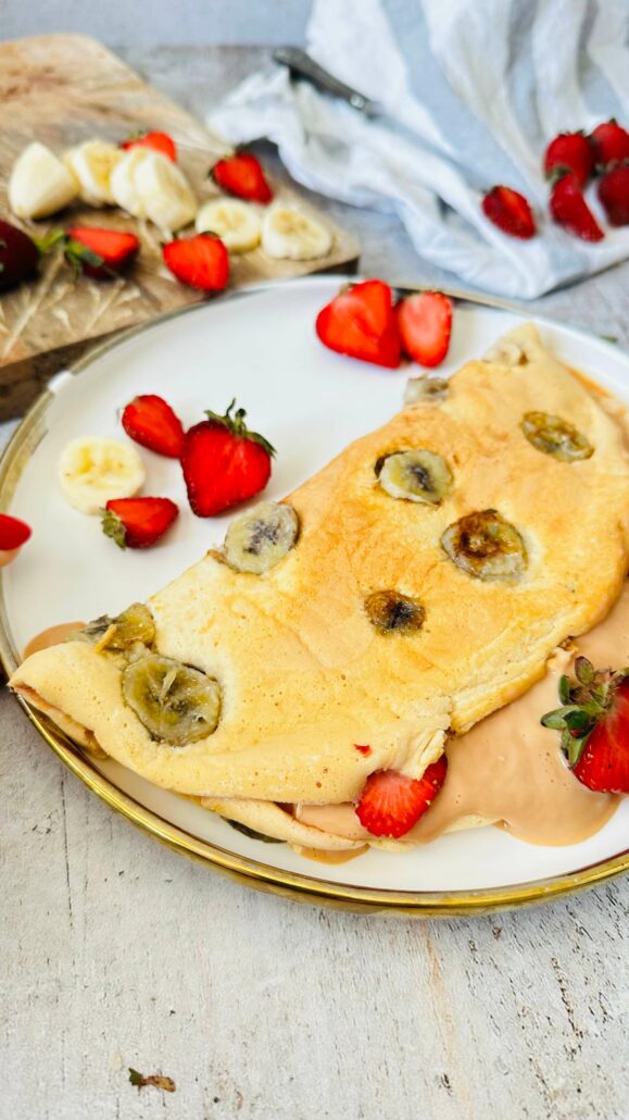 Cudownie sycący i słodki wysokobiałkowy omlet banoffe idealny na diecie