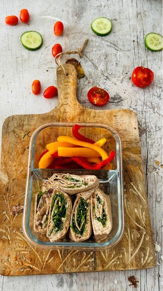 Tortilla z pastą twarożkowo pomidorową