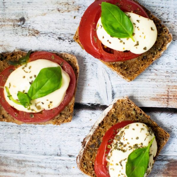 dietetyczne-tosty-grzanki-z-mozzarellą-min